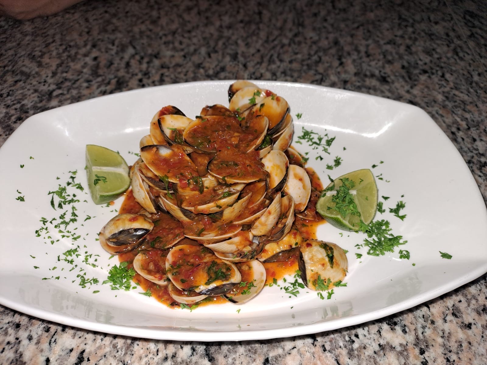 Almejas a la diabla con salsa roja y limón