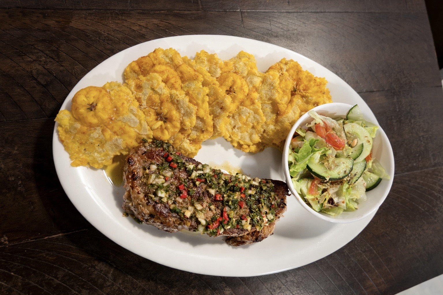 Corte de carne a la chimichurri con patacones y ensalada fresca