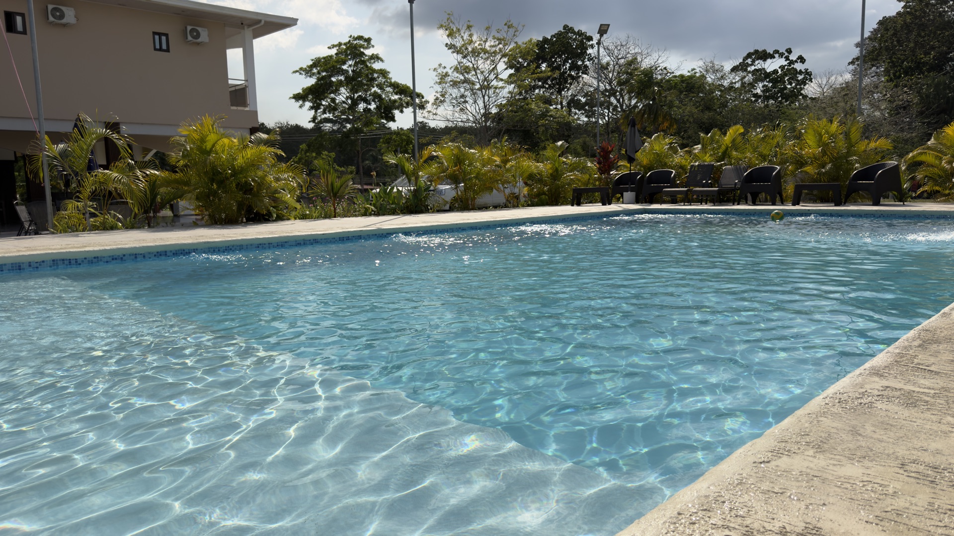 Piscina del Hotel Mely rodeada de jardín tropical