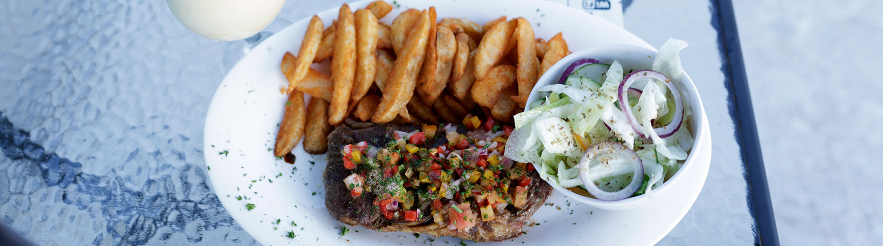 Corte premium con papas y ensalada