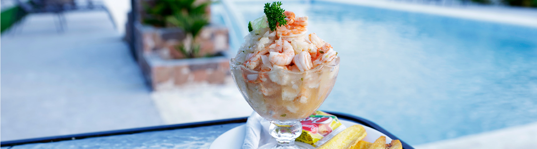 Cóctel de camarón junto a la piscina