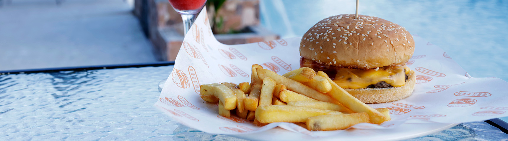 Hamburguesa con papas fritas y cóctel