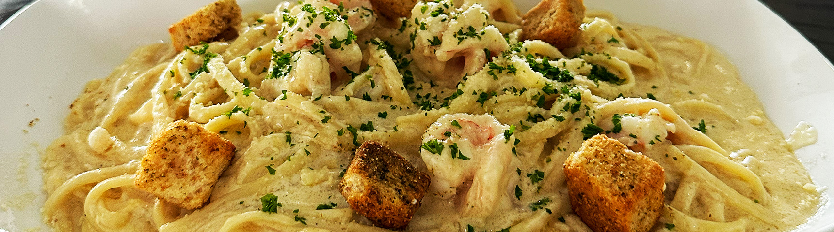 Fettuccine alfredo con camarones